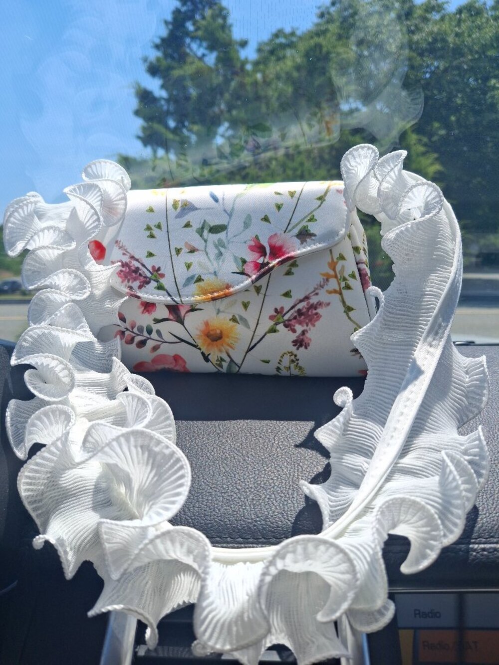 Floeal summer handbag. Jewel Badgley Mischka Floral Clutch